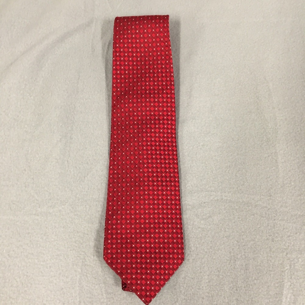Cremieux Mens Red Geometric Diamond Pattern 100% Silk Necktie Made in USA